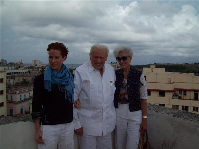 Mario Menéndez, director del periódico “Por Esto” en Mérida, junto a su esposa y su hija