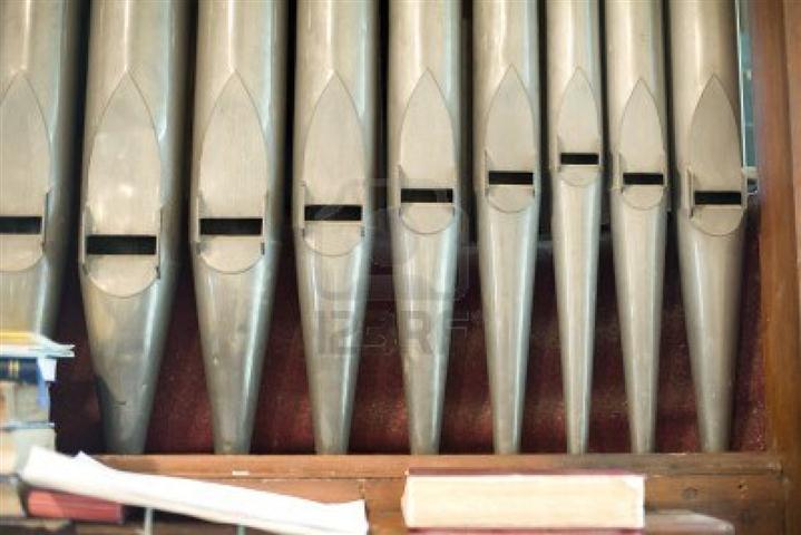 libro-de-tubos-de-organo-y-un-monton-de-musica-en-la-de-un-pequeno-organo-de-la-iglesia