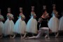El jóven Adrián Masvidal en el protagónico de Albrecht, acosado por las wilis en el segundo acto del ballet Giselle