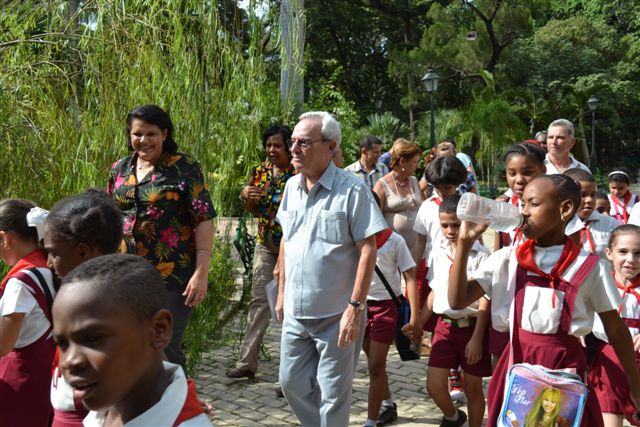 Eusebio Leal y Lázara Mercedes López Acea recorren junto a los niños de los talleres la recién resturada Quinta de los Molinos (4)