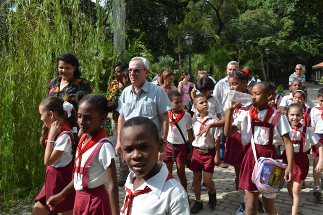 Eusebio Leal y Lázara Mercedes López Acea recorren junto a los niños de los talleres la recién resturada Quinta de los Molinos (5)