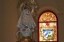 Una comunión perfecta: imagen de la Patrona de Cuba, la Virgen de la Caridad del Cobre, y atrás, en un vitral, el escudo nacional