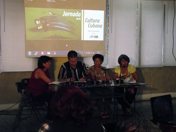 La jornada fue dada a conocer por Luis Morlote, Presidente de la AHS, Silvia Montano, de la Dirección de Programas Culturales y Betty Blanco del FCBC, respectivamente. Foto. Abel Juliá.