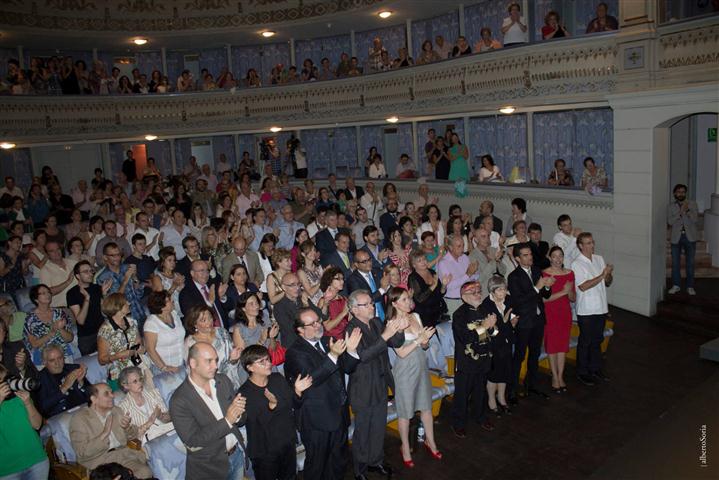 Numeroso público ovaciona a Alicia Alonso, cuando recibe  el «Premio Especial Teatro de Rojas».