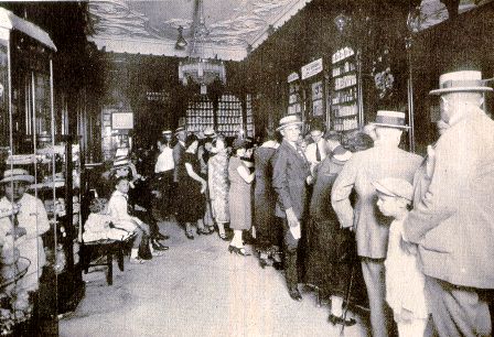 Foto antigua del interior de la Farmacia Sarrá