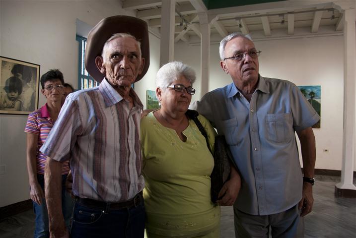 Leal junto al padre y la hermana de Paula María / Foto Alexis Rodríguez