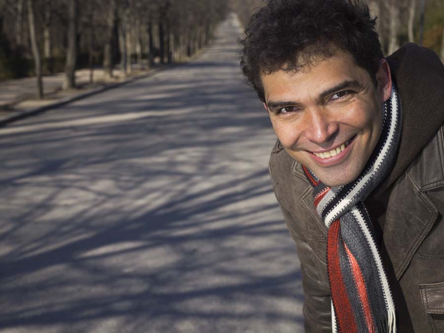 Vladimir Cruz, actor cubano, en el Paseo de Cuba del Parque del Retiro, Madrid, España