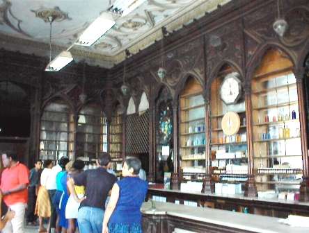 7-Interior de la farmacia antes de la rest.