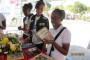 NIÑA HAITIANA LEYENDO EN  ESPAÑOL