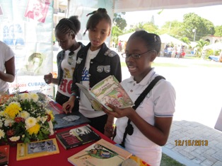 NIÑA HAITIANA LEYENDO EN  ESPAÑOL