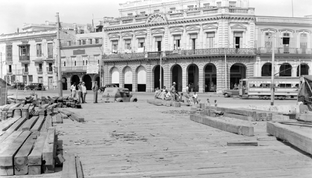 Oficios 359 y sus colindantes por la calle Luz, 1945