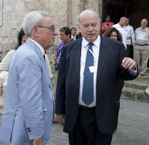 El Señor José Miguel Insulza, Secretario General de la Organización de los Estados Americanos (OEA), junto al Historiador de la Ciudad