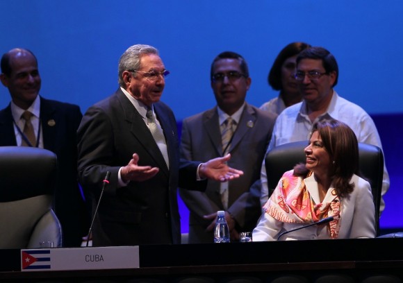 La II Cumbre de la Comunidad de Estados Latinoamericanos y Caribeños (CELAC) fue oficialmente clausurada por el Presidente de los Consejos de Estado y de Ministros de la República de Cuba, Raúl Castro al tiempo que hizo entrega de la presidencia Pro témpore del organismo regional a la Presidenta de Costa Rica Laura Chinchilla.