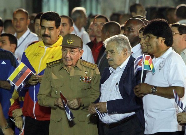 los-presidentes-de-venezuela-nicolas-maduro-i-de-cuba-raul-castro-d-de-uruguay-jose-pepe-mujica-2-d-y-de-bolivia-evo-morales-_595_434_1041319