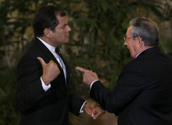 Raúl Castro saluda al presidente ecuatoriano, Rafael Correa, en el Palacio de la Revolución de La Habana. Foto: Ismael Francisco/ Cubadebate
