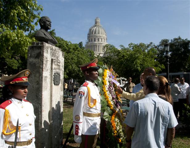 ante el monumento a duarte (Small)