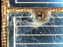 Figura impacto de basura espacial sobre un panel solar del telescopio espacial Hubble (Foto: ESA)