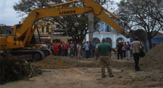 Trabajos de excavación y búsqueda de nuevos elementos arqueológicos debajo de lo que fuera el piso del parque Serafín Sánchez Valdivia, en proceso reconstructivo por el medio milenio de la Villa del Espíritu Santo, en Sancti Spíritus, Cuba, el 5 de marzo de 2014. AIN FOTO/Oscar ALFONSO SOSA