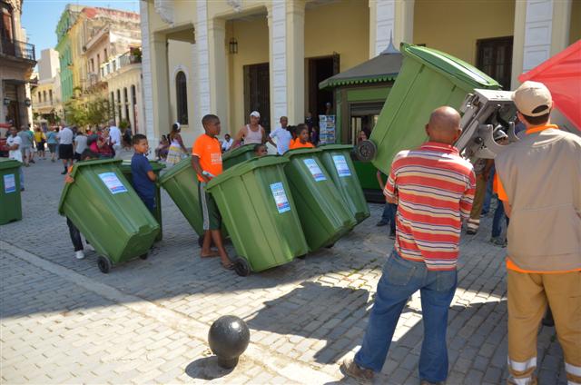 Los niños llevan los contenedores que contendrán los residuos sólidos Foto: Jorge A. Laserna