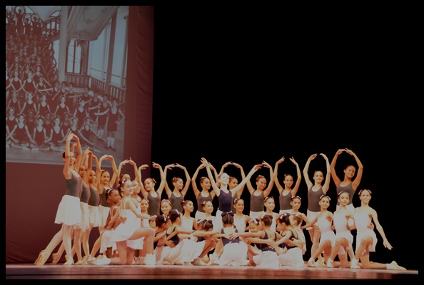 Desfile de alumnos en la Gala inaugural del  XX Encuentro Internacional de Academias de Ballet
