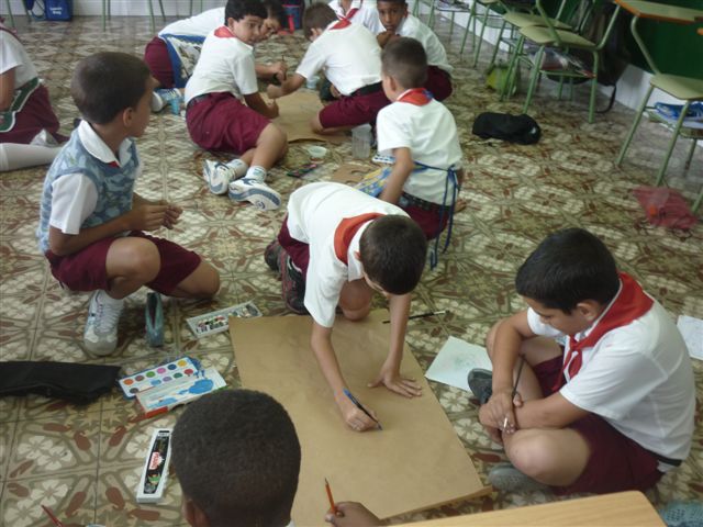 Niños de la escuela “Ángela Landa” dibujando sobre el reciclaje