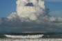 Pequeña nube oscura sobre nube blanca