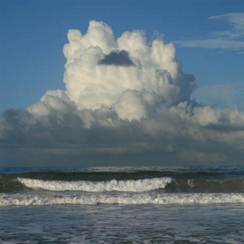 Pequeña nube oscura sobre nube blanca (Custom)