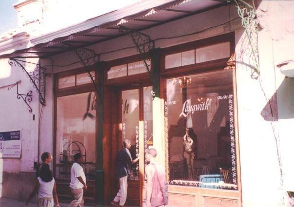 3-Tienda Languith-después rest. muebles (Custom)