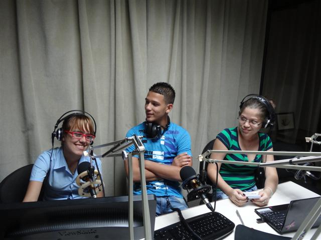 Adolescentes conduciendo el programa “Contigo somos más”