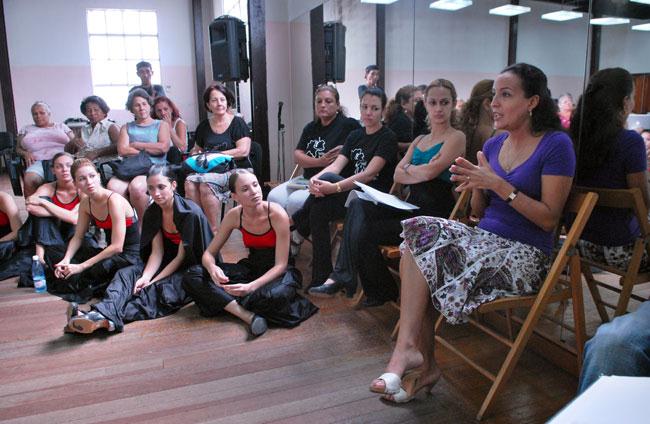 Lizt Alfonso durante una clase en la sede de la Compañía