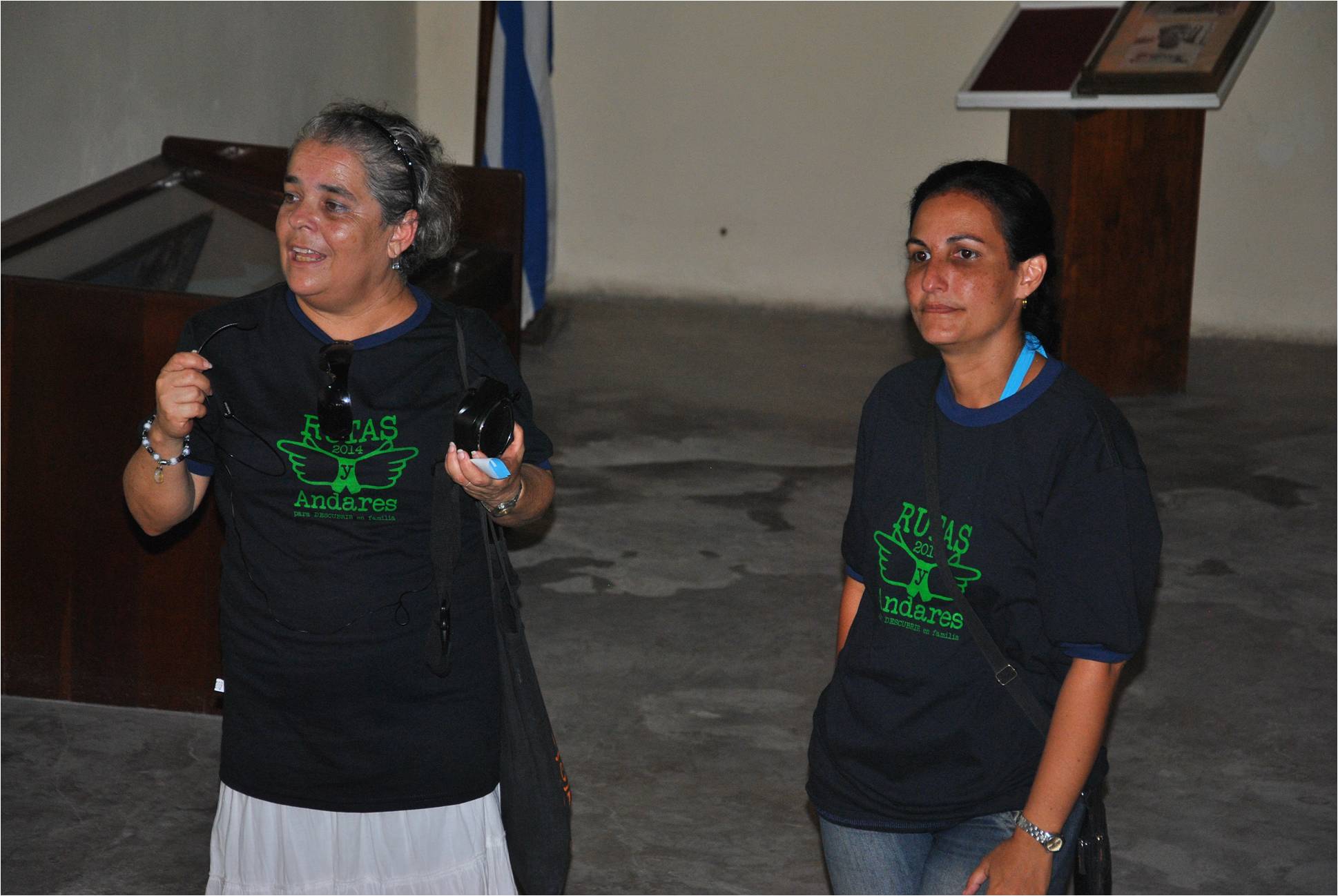 Dos de las guías que participaron en el recorrido agradecen al público por sus elogios
