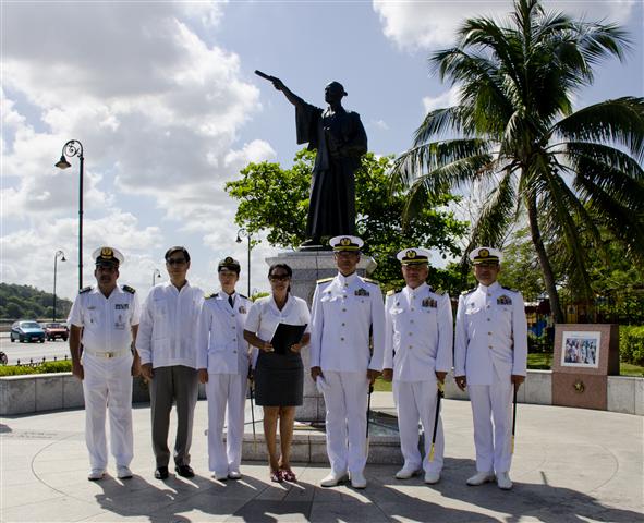 delegacion nipona y dir casa de asia ante monumento al samurai (Small)