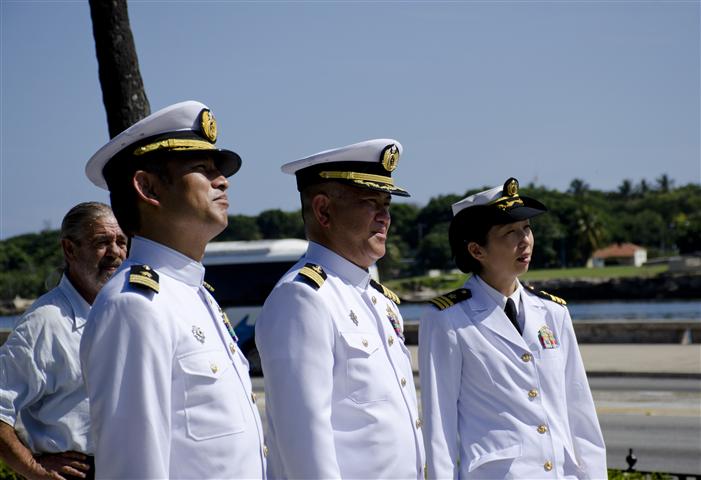 los tres jefes de las tres embarcaciones vistan monumento a samurai (Small)
