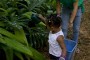 Ingri Fernández Pérez, especialista  del Programa Social Infantil y guía de este Andar, junto con una pequeña participante