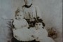 Emilio Roig en su niñez junto a su hermana y su madre