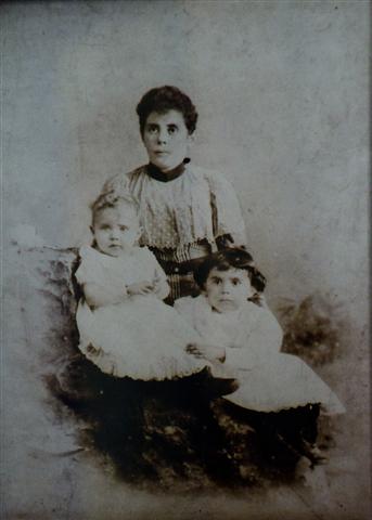 Emilio Roig en su niñez junto a su hermana y su madre
