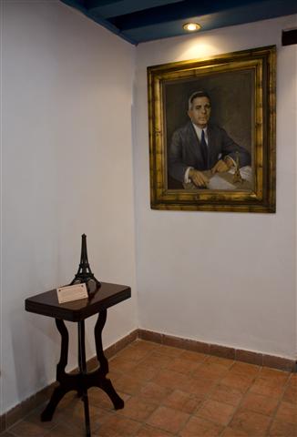 Retrato de Emilio Roig de Leuchsering, en su escritorio y junto a su querida Torre Eiffel