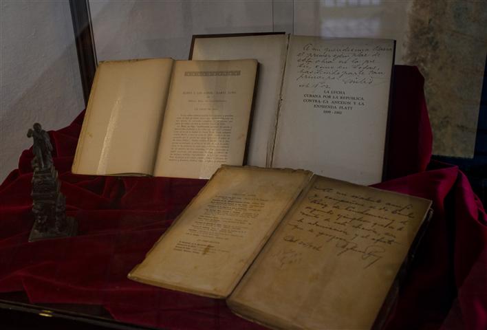 Libros dedicados a Emilio Roig por importantes personalidades de Cuba