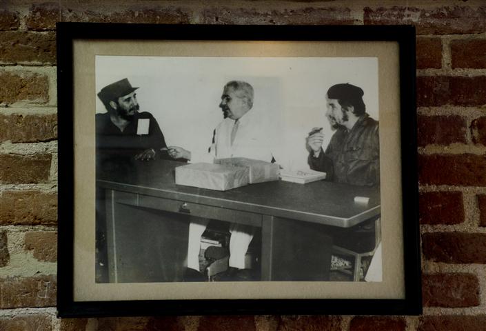 Fidel Castro (izquierda), Emilio Roig (centro), Ernesto Che Guevara (derecha)
