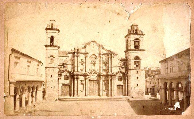 1-El edificio en la plaza de la catedral, vista antigua