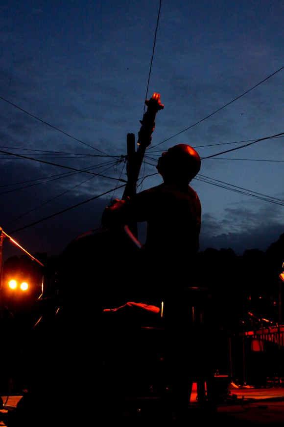 Jorge Reyes: el bajo en alto. Foto: Alejandro Ramírez Anderson.