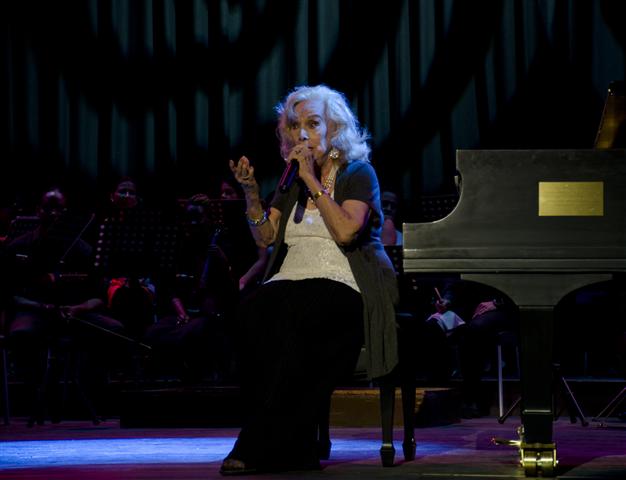 rosita fornes canta sin un reproche de meme solís (Small)