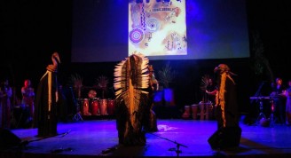 Silbatos mayas de la muerte, llamadores de pájaros, y otros instrumentos totémicos acompañan a los efectos digitales