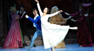 “Shakespeare y sus máscaras”, interpretado por los primeros bailarines Anette Delgado y Dani Hernández, durante la inauguración del 24 Festival Internacional de Ballet de La Habana