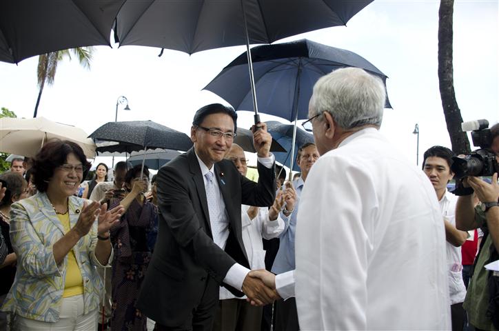 El Dr. Leal saluda al Sr.  Keiji Furuya, presidente de la Liga Parlamentaria de Amistad Japón–Cuba.