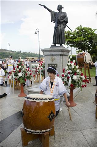 Estudiantes de la escuela escuela Sendai Ikuei hacen su demostración del tambor japonés tradicional