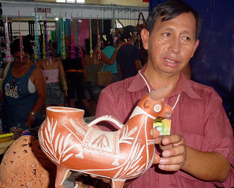 Virgilio Oré, muestra las artesanías de su tierra natal