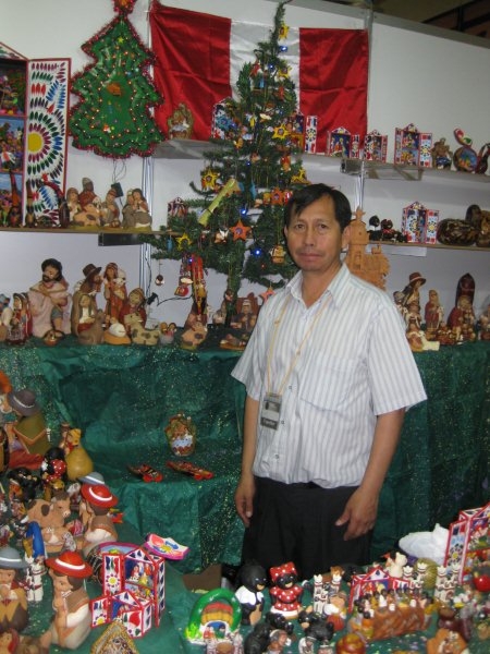 Virgilio Oré, muestra las artesanías de su tierra natal