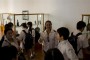 La directora de la Casa de Asia explica a los estudiantes las maravillas de esta institución