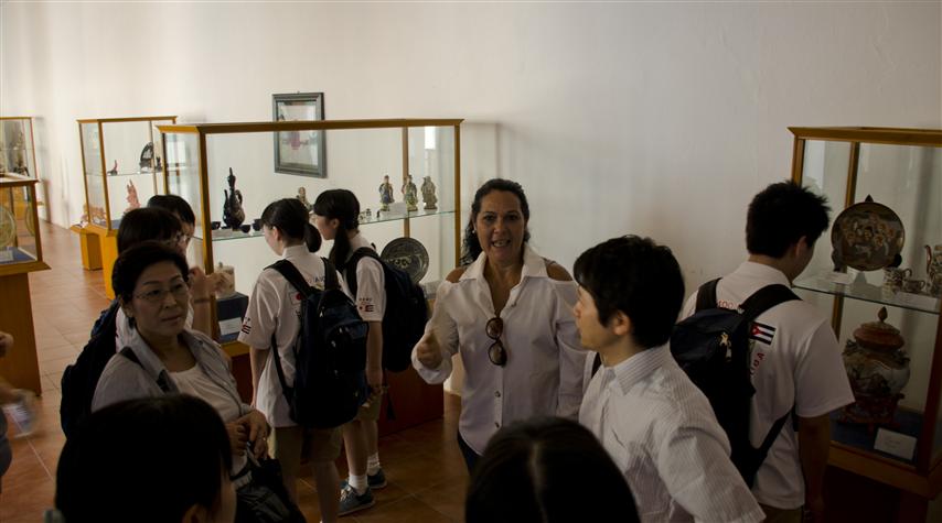 La directora de la Casa de Asia explica a los estudiantes las maravillas de esta institución